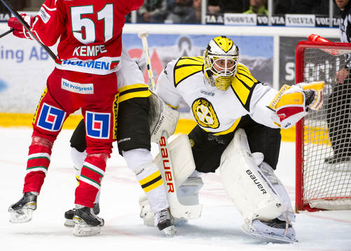 Brynäs målvakt Bernhard Starkbaum räddar med plocken