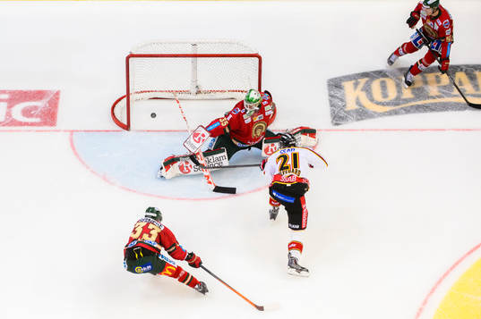 Luleås Emil Sylvegård gör 0-1 bakom Frölundas målvakt