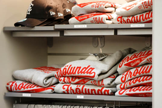 Frölundas souvenirshop innan ishockeymatchen i SHL mellan