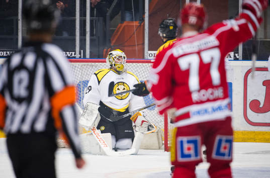 Brynäs målvakt Bernhard Starkbaum släpper in 1-0 skott