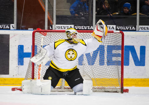 Brynäs målvakt Bernhard Starkbaum räddar med plocken