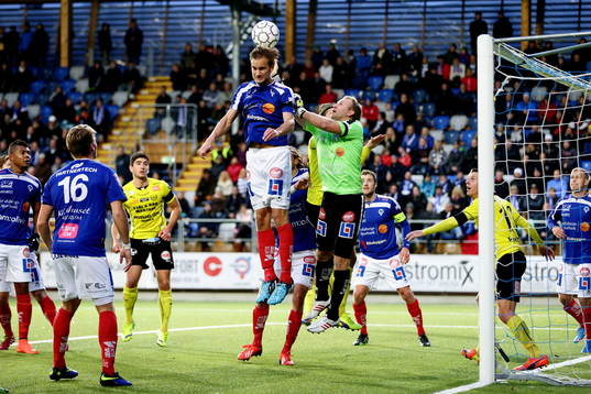 Åtvidabergs målvakt Henrik Gustavsson boxar undan bollen