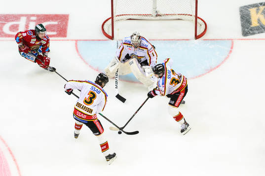 Luleås Marcus Oskarsson och Andreas Hjelm med pucken