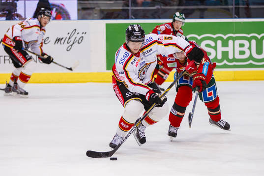 Luleås Marcus Fagerudd och Frölundas Robin Figren i kamp