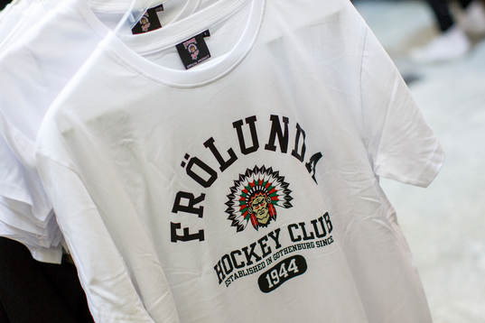 Frölundas souvenirshop innan ishockeymatchen i SHL mellan