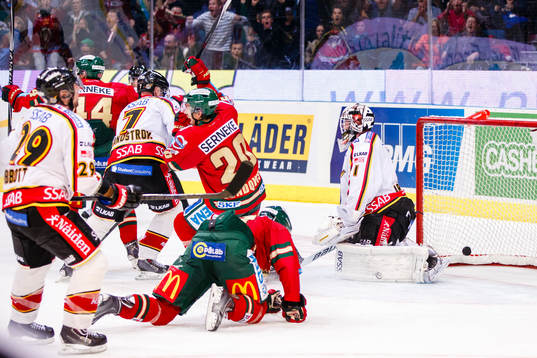 Frölundas Max Görtz (ej i bild) kvitterar till 1-1 med 5