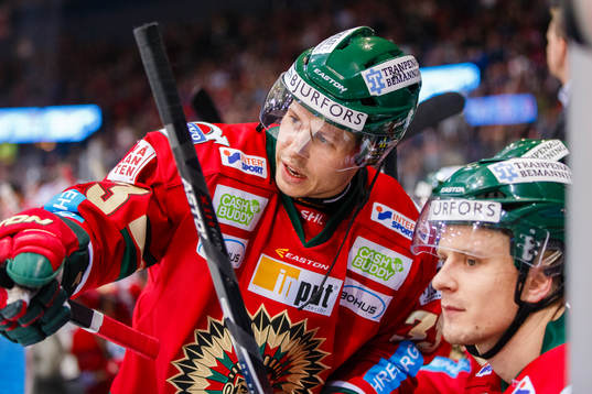 Frölundas Elias Fälth pratar med Nicklas Lasu (h)