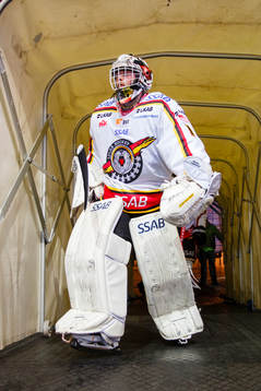 Luleås målvakt Daniel Larsson på väg ut till andra