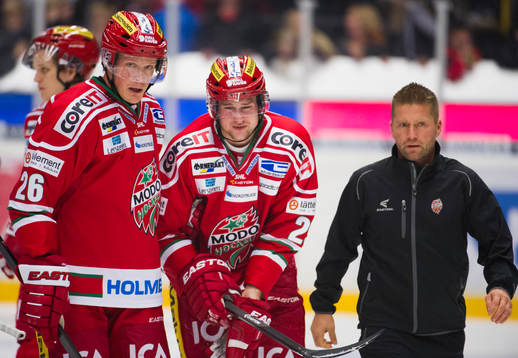 Modos Dennis Persson skadade sig, Samuel Påhlsson hjälper