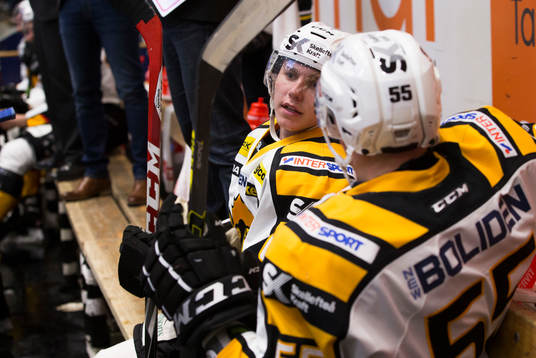 Skellefteås Sebastian Aho och Martin Sevc samtalar i båset