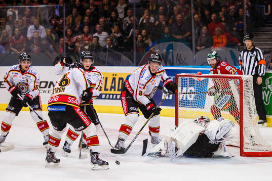 Pucken ligger fri framför Luleås målvakt Daniel Larsson