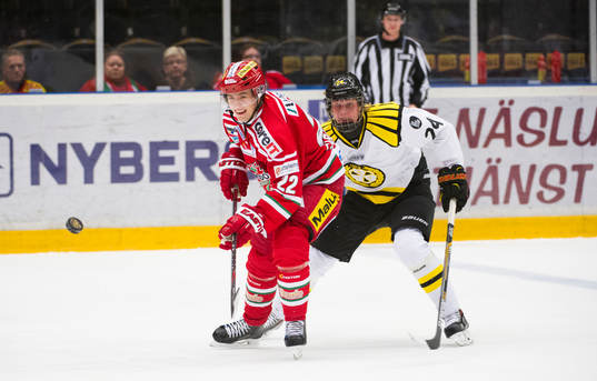 Modos Albin Carlson jagas av Brynäs Jens Lööke
