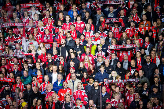 Örebros hemmapublik sjunger och håller upp flaggor