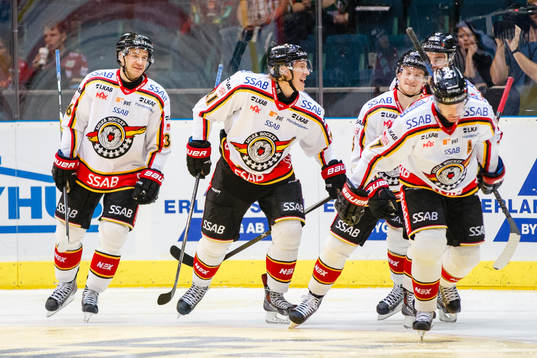 Luleås Emil Sylvegård (mitten) jublar
