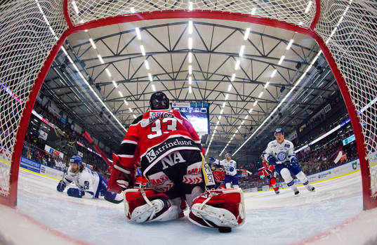 Leksands Daniel Josefsson gör 0-2 och Jens Bergenström
