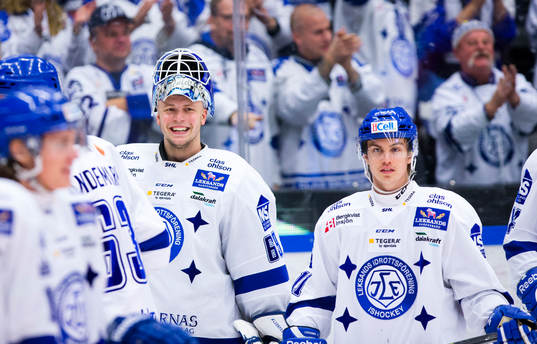 Leksands målvakt Oscar Alsenfelt jublar hos Leksandsklacken