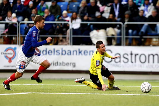 Mjällbys Kristian Haynes jagas av Åtvidabergs Daniel