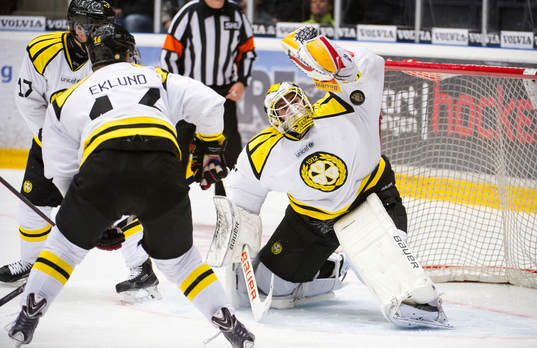 Brynäs målvakt Bernhard Starkbaum räddar