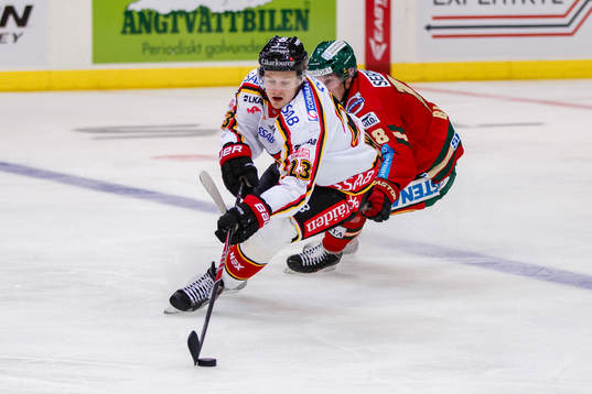 Luleås Lucas Wallmark med pucken