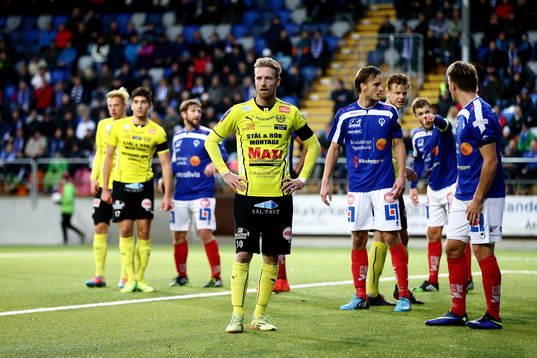 Mjällbys Christian Wilhelmsson innan en av matchens alla