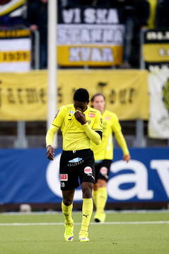 Mjällbys Kwame Bonsu deppar framför supportrarnas text Vi