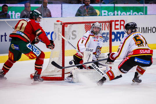 Luleås målvakt Daniel Larsson räddar ett skott