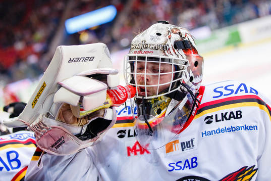 Luleås målvakt Daniel Larsson dricker vatten