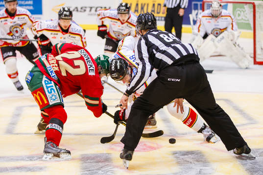 Linjedomaren släpper pucken vid en tekning