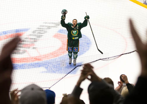 Färjestads Ole-Kristian Tollefsen jublar och tackar sina