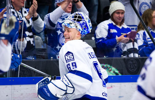 Leksands målvakt Oscar Alsenfelt jublar hos Leksandsklacken