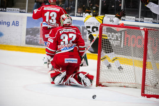 Brynäs Sebastian Enterfeldt gör 1-2 bakom Modos målvakt