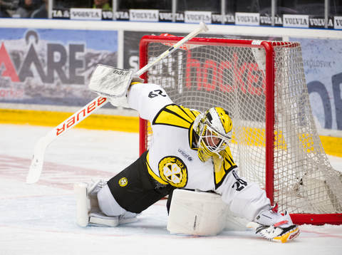 Brynäs målvakt Bernhard Starkbaum räddar med plocken