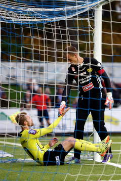 Mjällbys målvakt Mattias Asper hjälper Christian