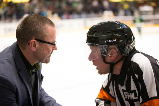 Färjestads tränare Tommy Samuelsson talar med