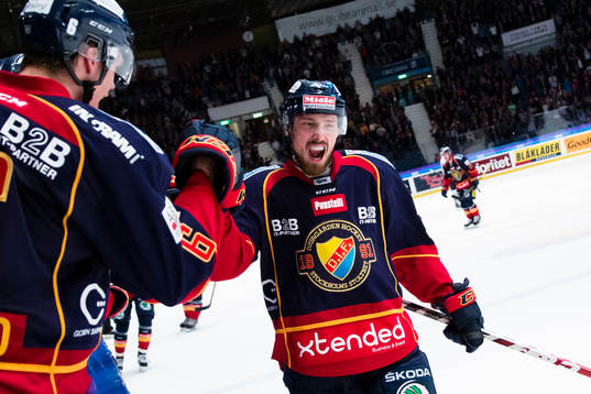 Djurgårdens Mikael Ahlén firar sitt 4-2 mål i öppen