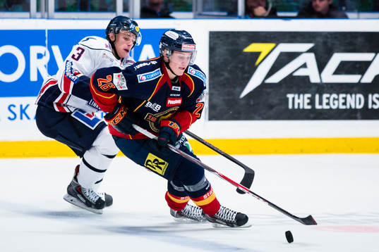 Djurgårdens David Rundqvist jagas av Linköpings Jakub