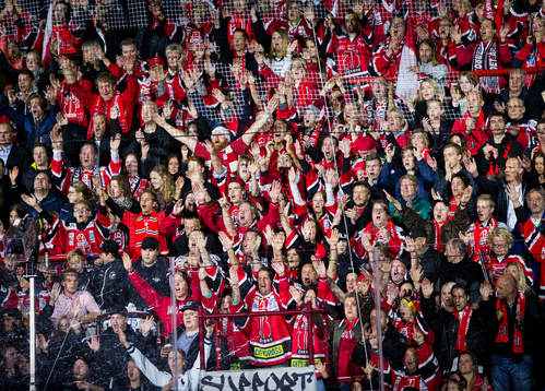 Örebros hemmapublik sjunger och klappar händerna