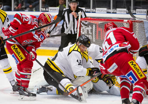 Brynäs Oscar Eklund täcker framför eget mål
