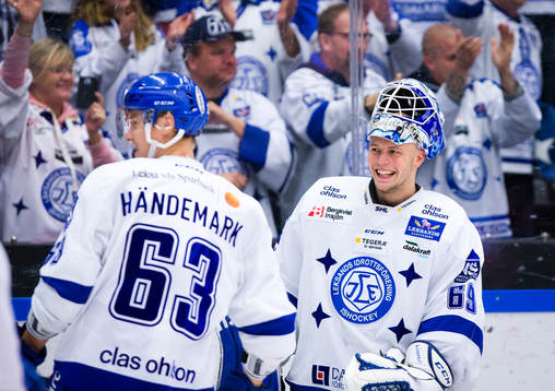 Leksands målvakt Oscar Alsenfelt jublar hos Leksandsklacken