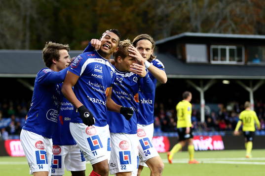 Åtvidabergs Ricardo Santos jublar och blir omkramad av
