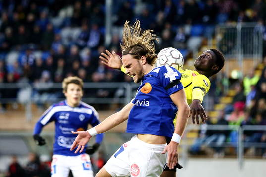Duell mellan Åtvidabergs Tom Pettersson och Mjällbys