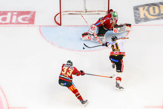 Luleås Emil Sylvegård gör 0-1 bakom Frölundas målvakt