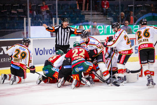 Kamp om pucken framför Luleås målvakt Daniel Larsson