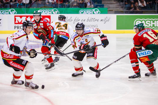 Luleås Chris Abbott med fokus på pucken