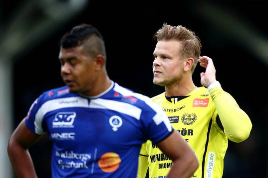 Mjällbys David Löfquist deppar bakom Åtvidabergs Ricardo
