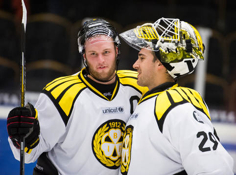 Brynäs Niclas Andersén och målvakt Bernhard Starkbaum