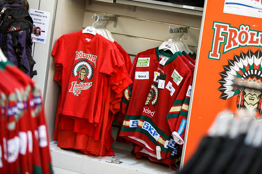 Frölundas souvenirshop innan ishockeymatchen i SHL mellan