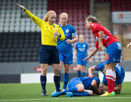 Örebros Lucie Martinkova fick gult kort