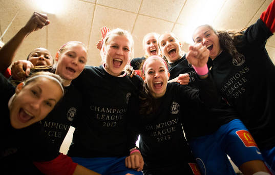 Örebros spelare jublar i omklädningsrummet i mitten med