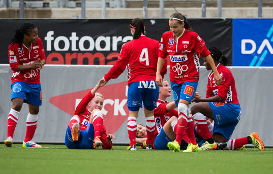 Örebros spelare Ogonna Chukwudi (v) och Lucie Martinkova